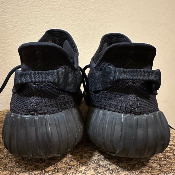 Yeezy Boost 350 V2 “Onyx” men’s size 11 - Picture 4 of 5
